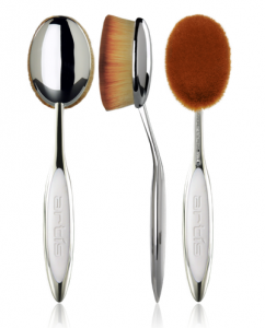 The Artis Oval 8 is slightly smaller than the Oval 10 and has 100’s of thousands of fibres in an oval shape to provide applications to a large area of the face. This patented brush is perfect to apply a foundation, or setting powder to the entire face.
